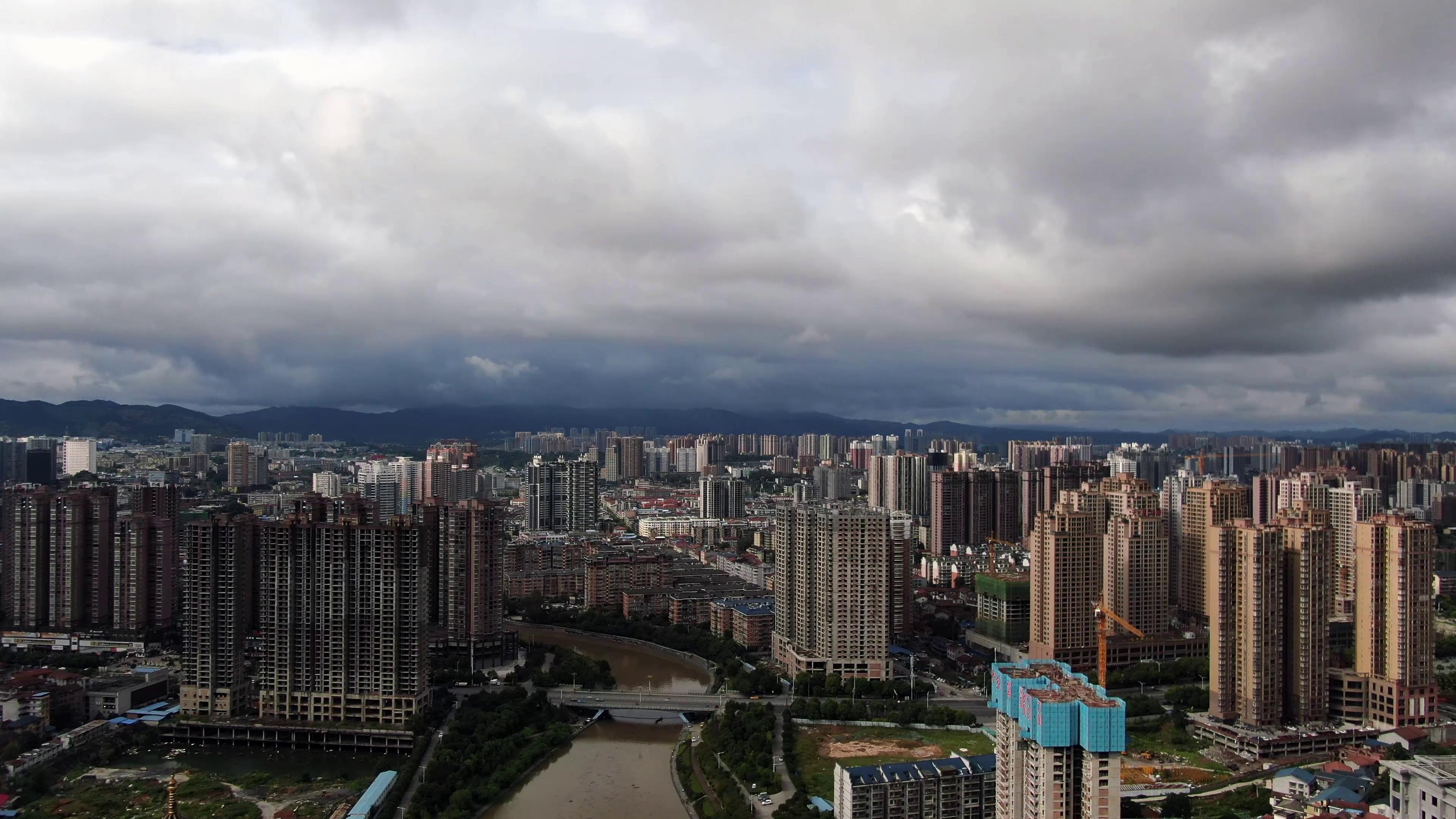 4K航拍乌云笼罩下的城市实拍视频视频的预览图