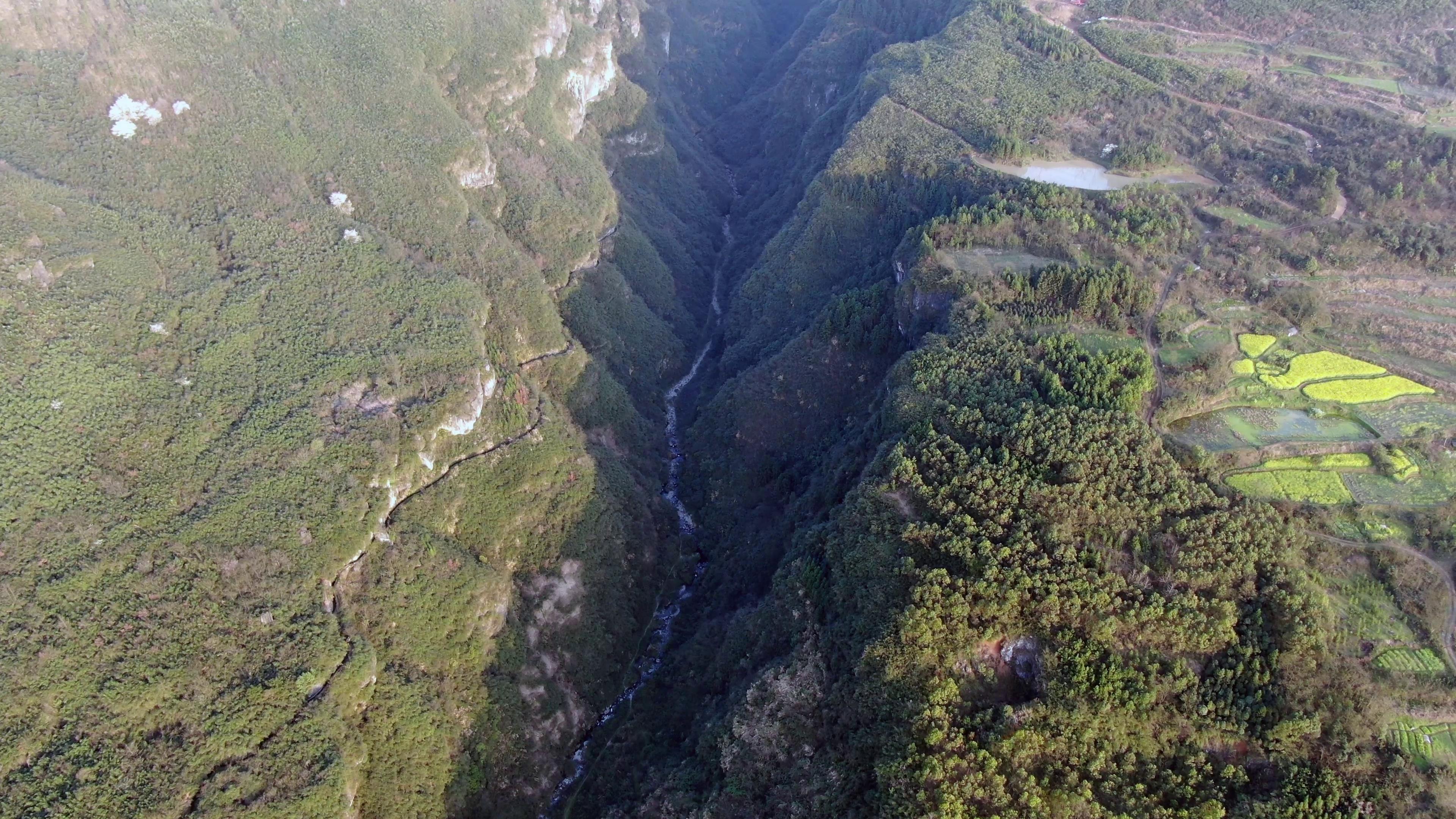 4K航拍大自然天然大峡谷实拍视频视频的预览图