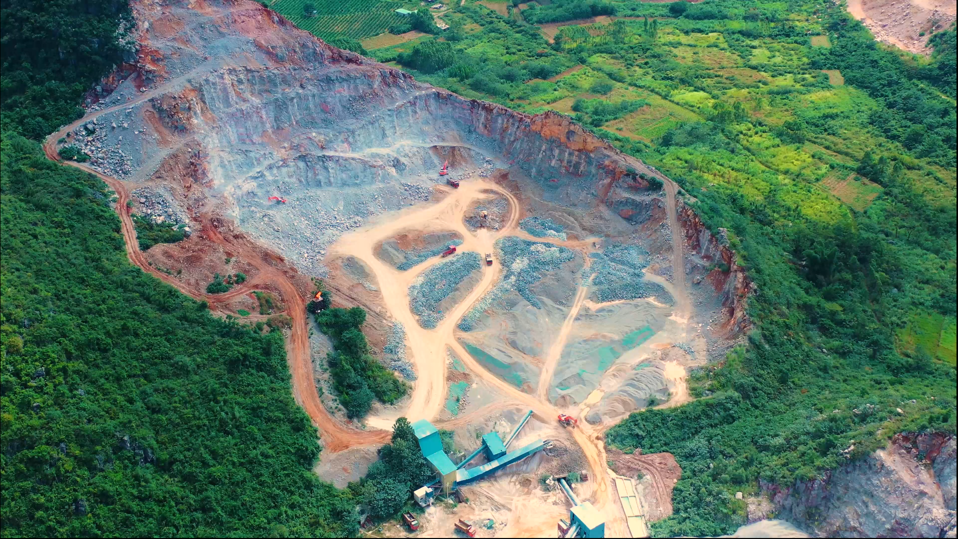 4k航拍矿山开采工业矿藏山体开挖实拍视频视频的预览图