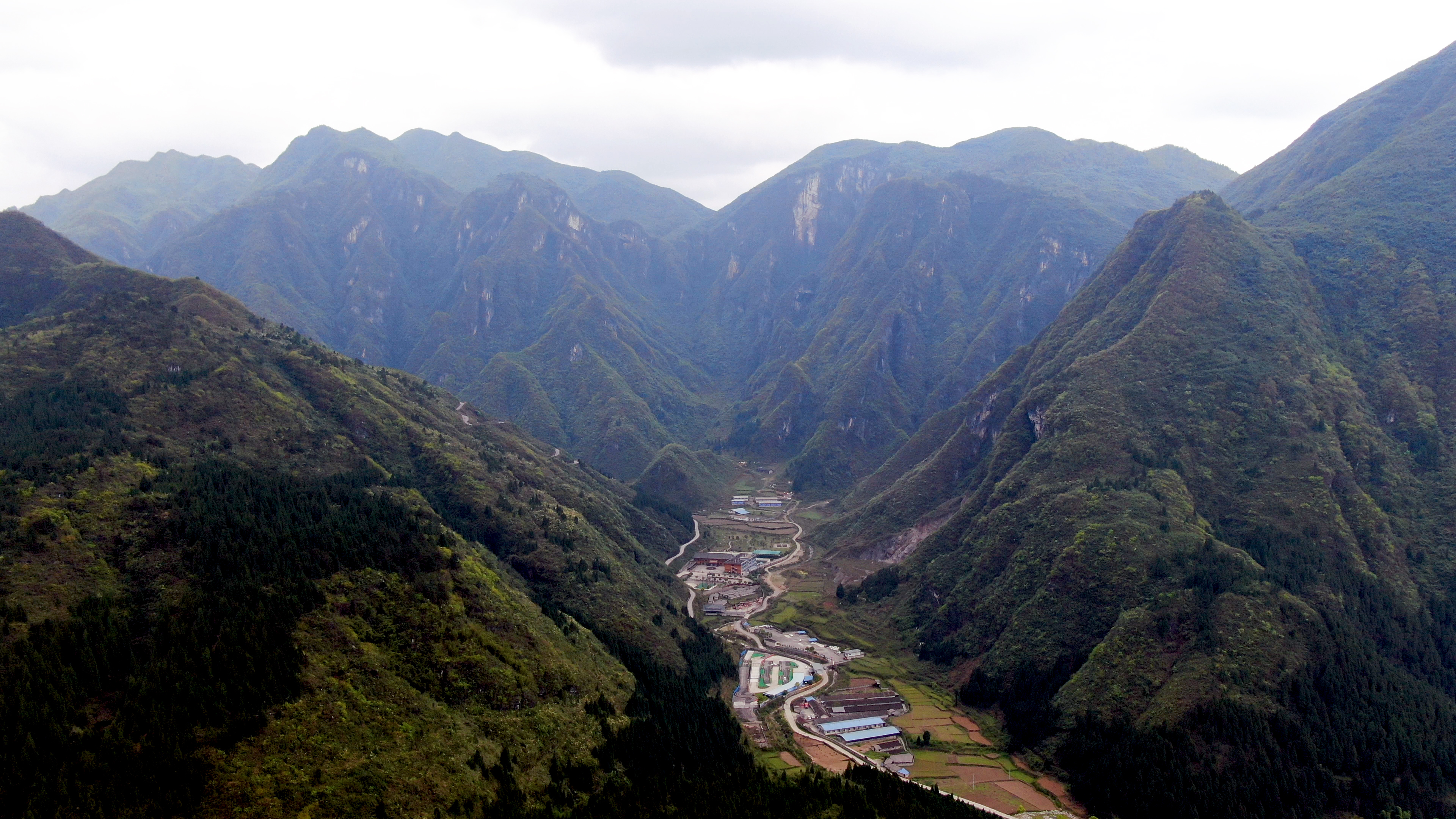 4K航拍群山峡谷村庄实拍视频视频的预览图