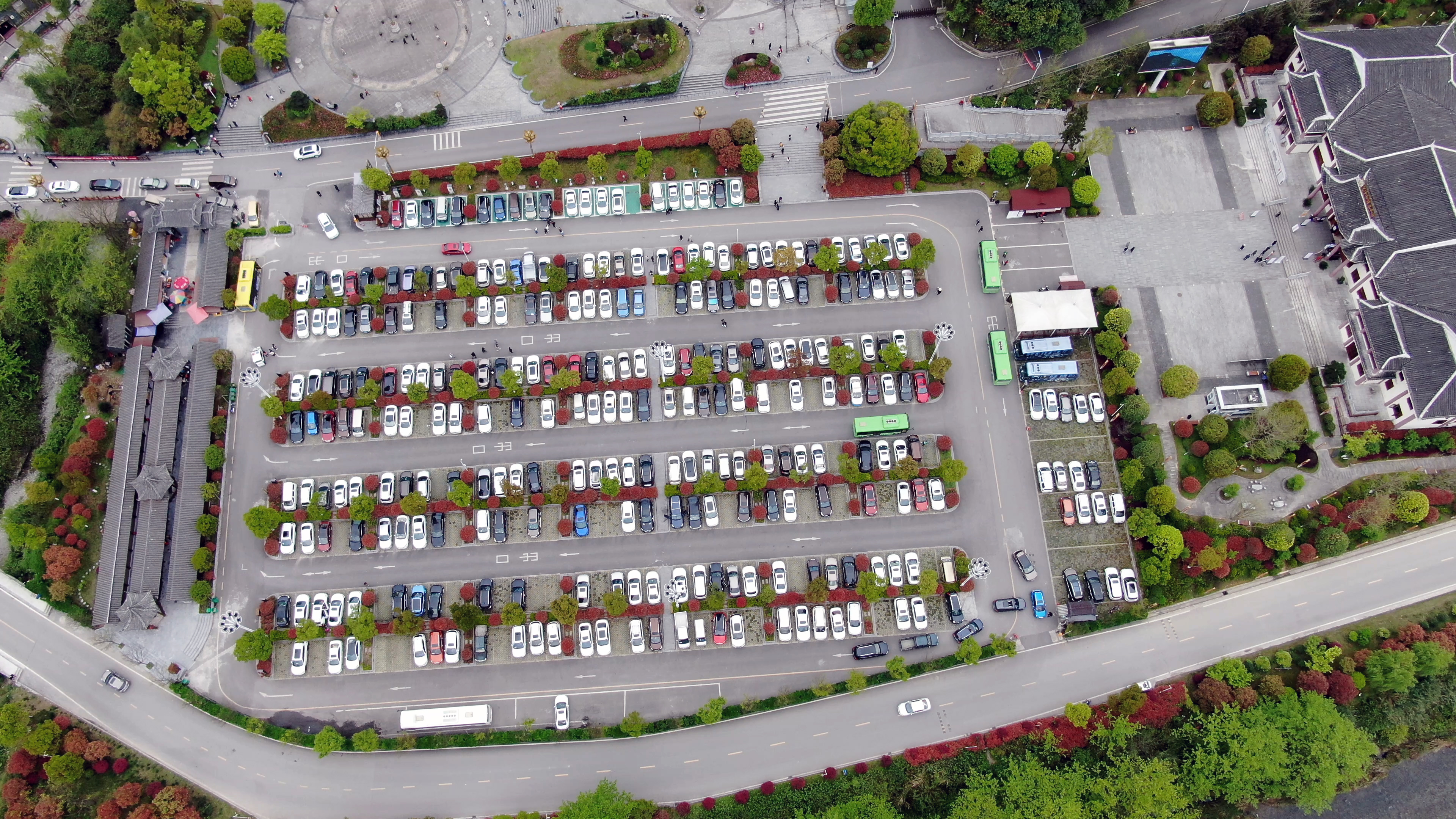 4K航拍假期景区停车场环境视频视频的预览图