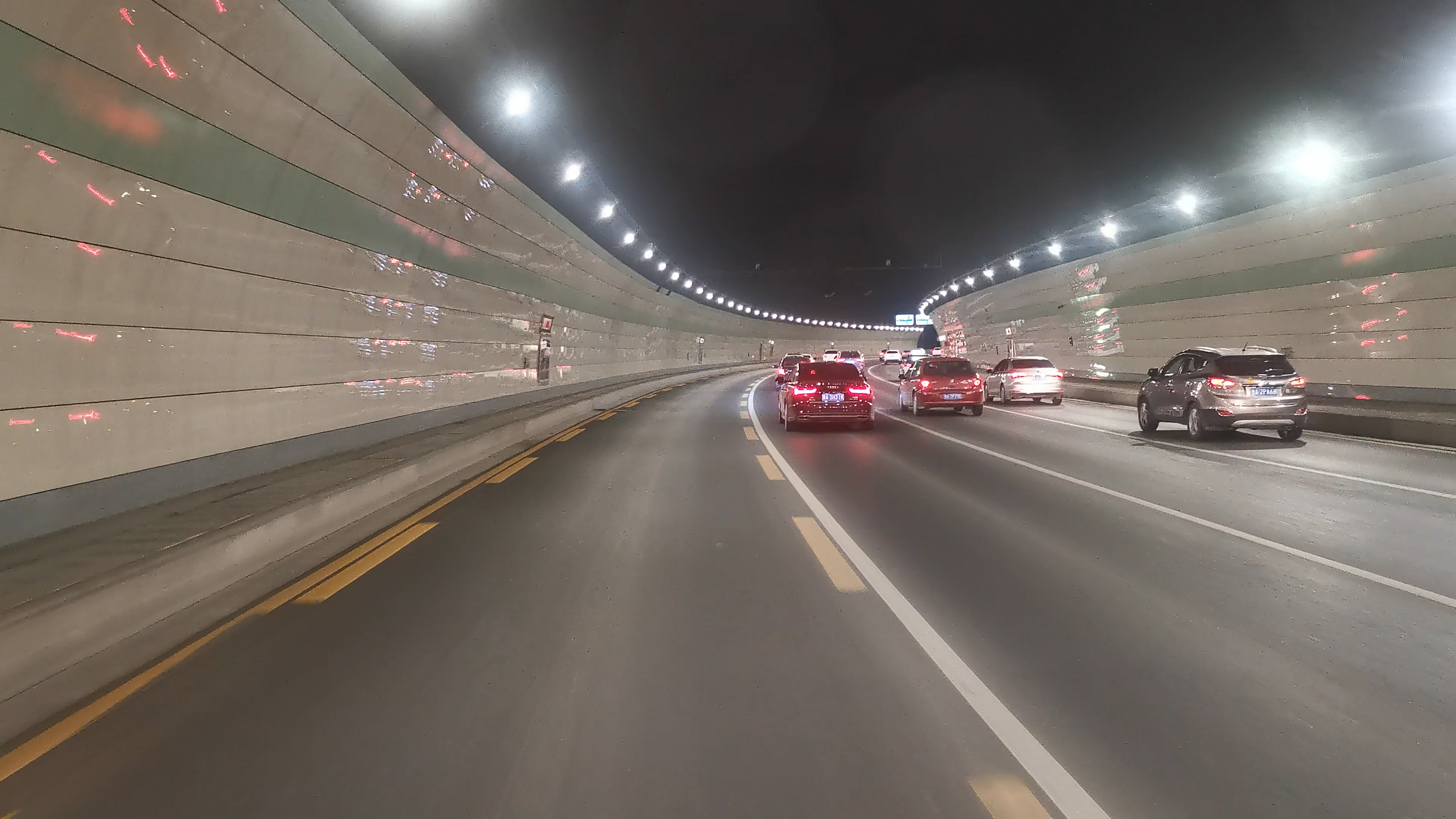4K实拍车辆过隧道延时视频视频的预览图