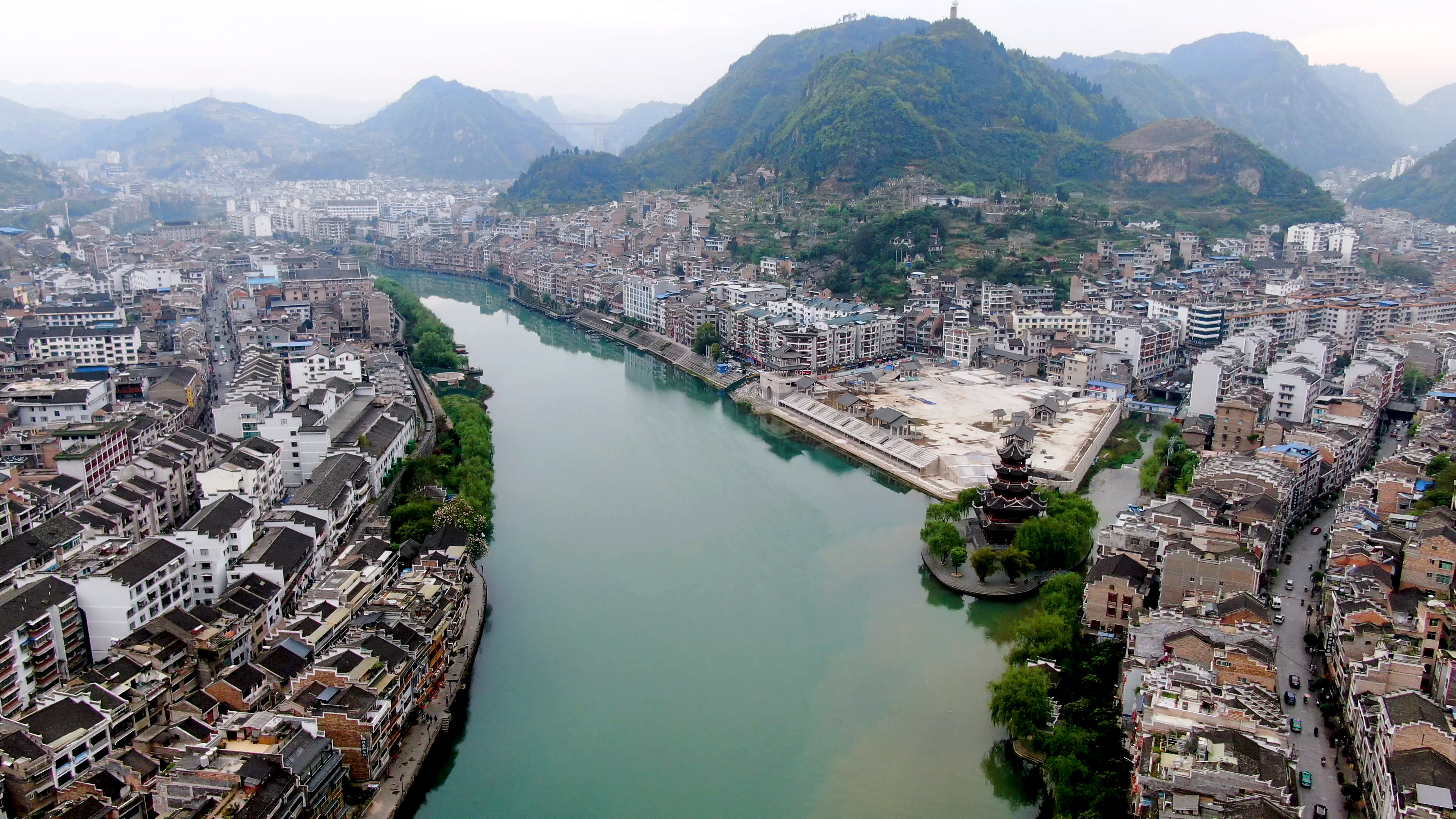4K航拍江南沿河小镇风景环境视频视频的预览图