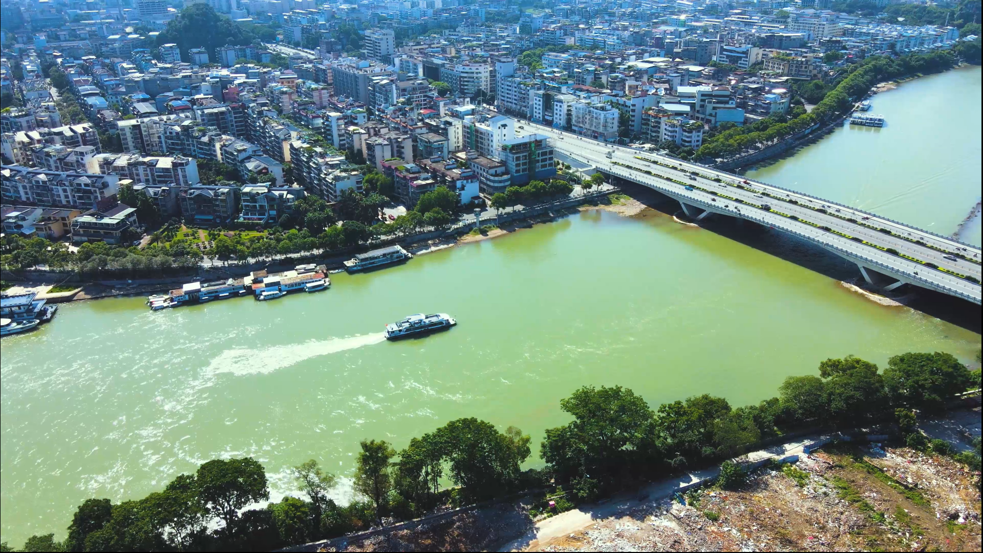 4k桂林漓江游船桥梁交通城市风景视频的预览图