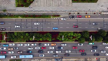 4K俯拍城市拥挤的交通马路上车流行驶海派视频视频的预览图