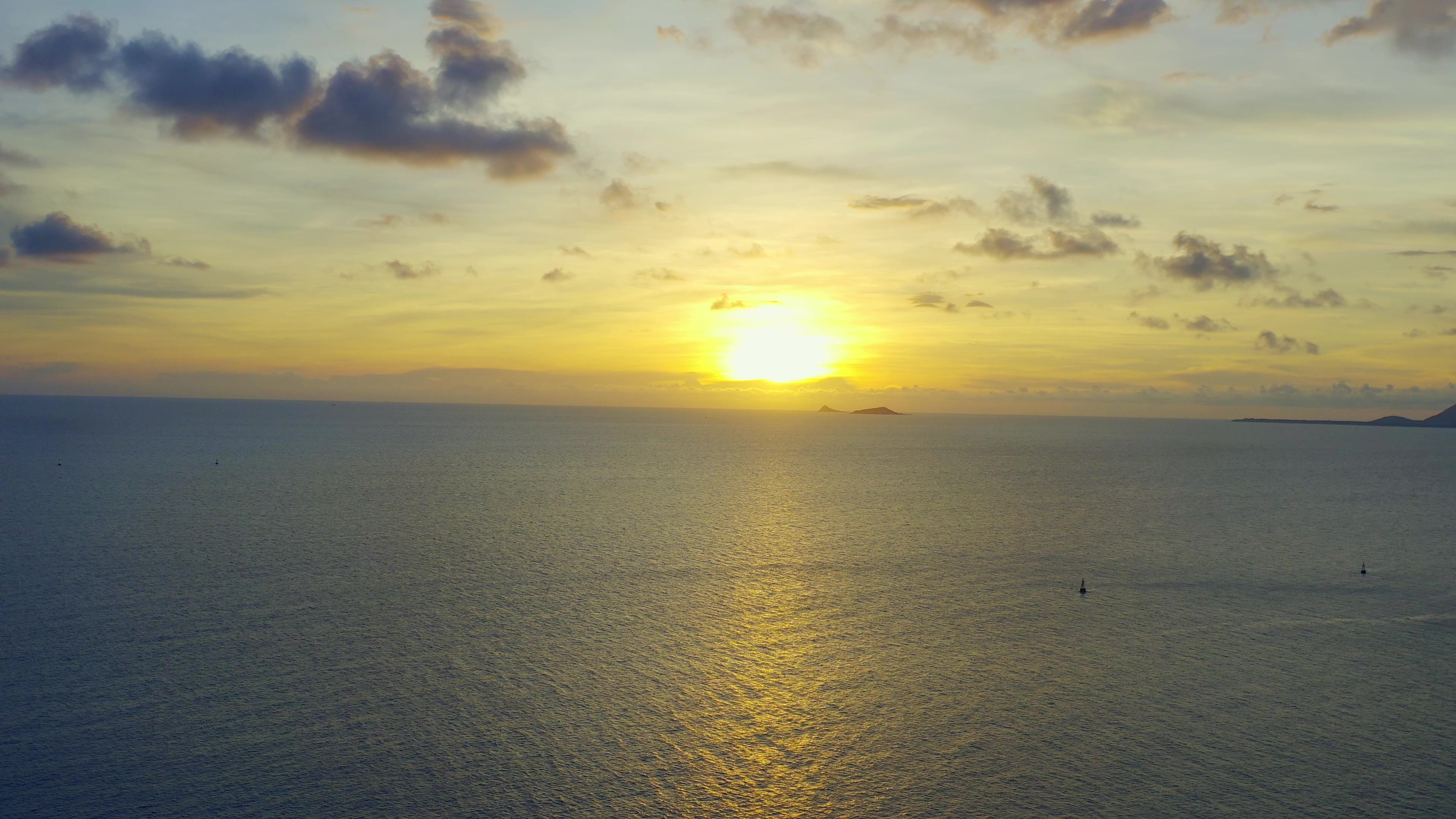 4K航拍实拍海面日落晚霞视频素材视频的预览图