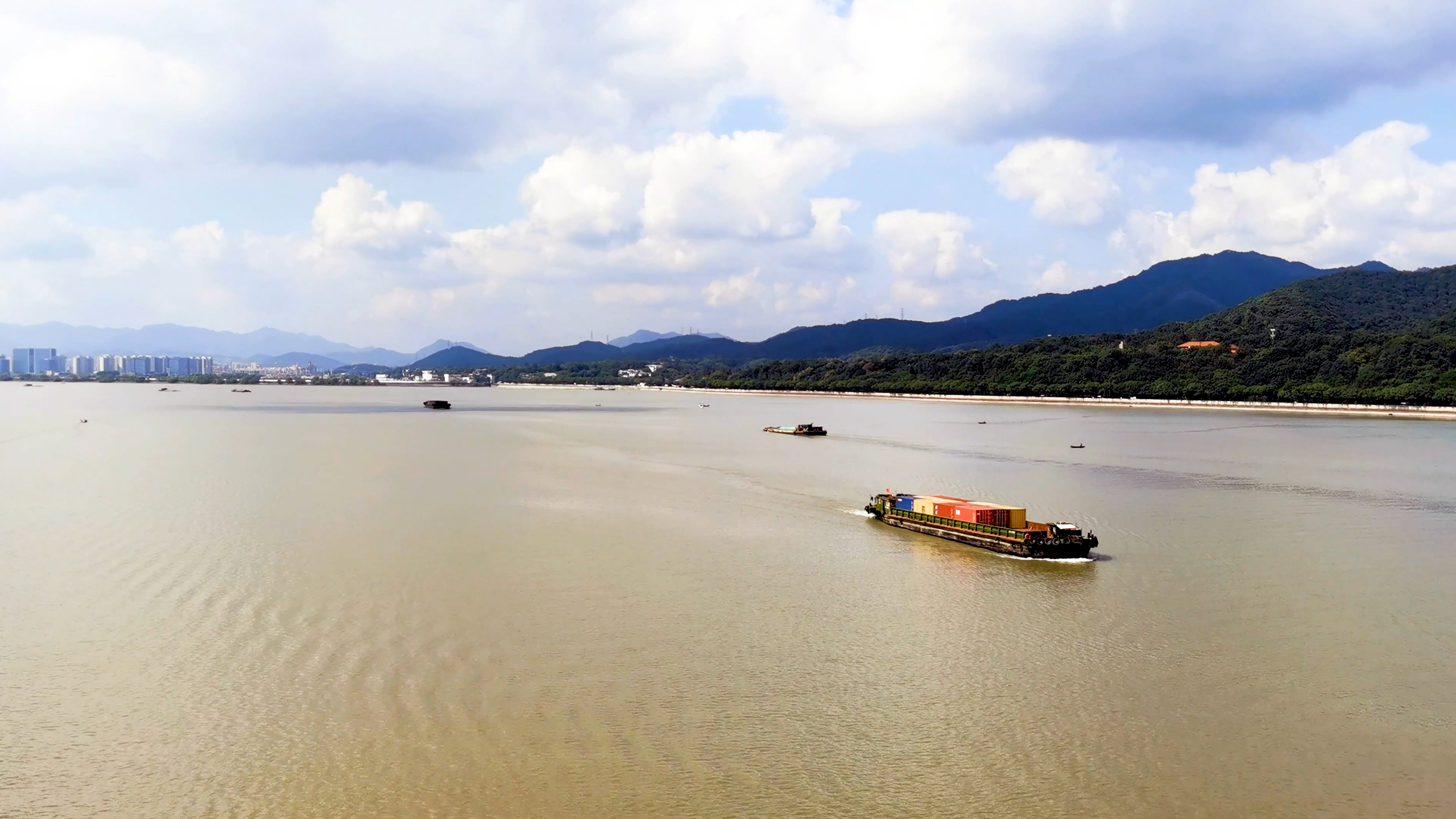 4K实拍钱塘江货运大船视频视频的预览图