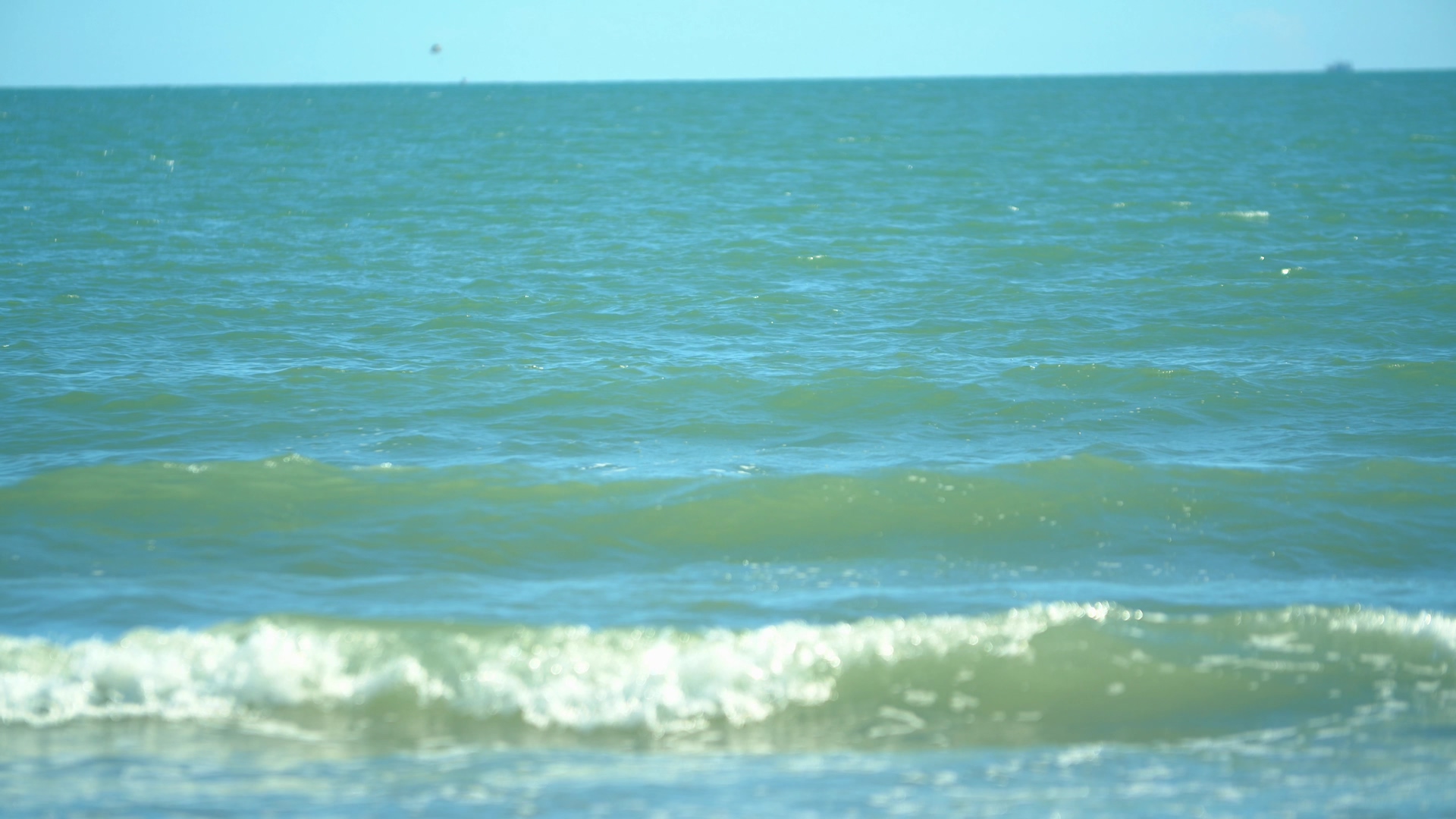 4K实拍清澈的海浪浪花视频素材视频的预览图