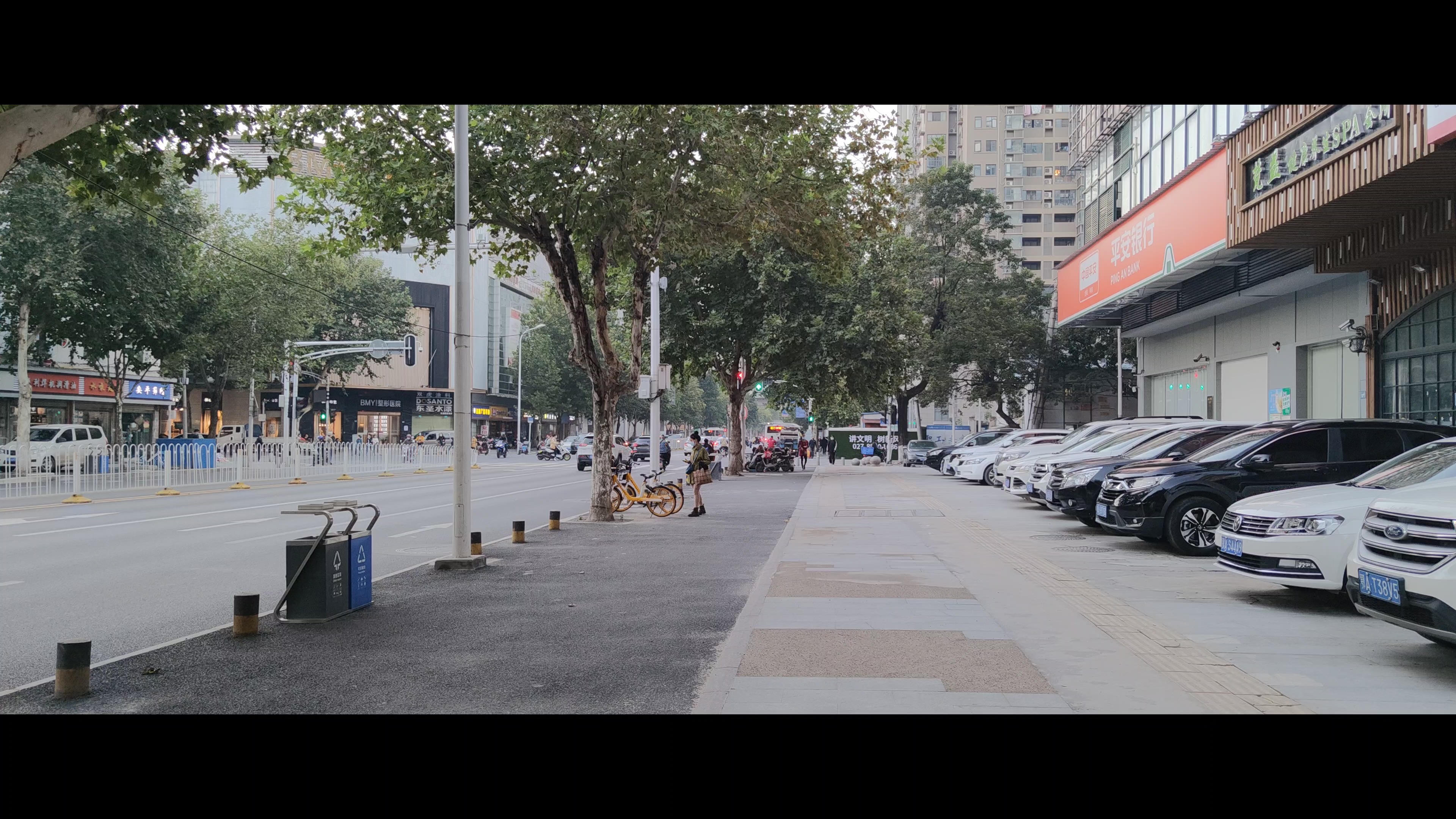 4K武汉城市汉口街道延时穿梭人群实拍视频视频的预览图