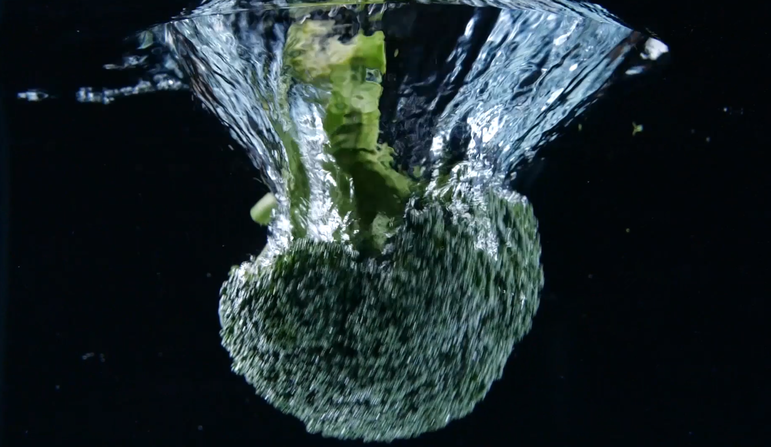 4k升格西蓝花入水蔬菜入水新鲜蔬菜视频的预览图