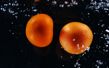 1080升格西红柿入水番茄入水水果入水视频视频的预览图