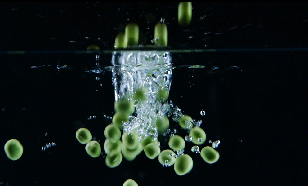 1080升格豌豆入水新鲜蔬菜入水慢动作入水视频的预览图