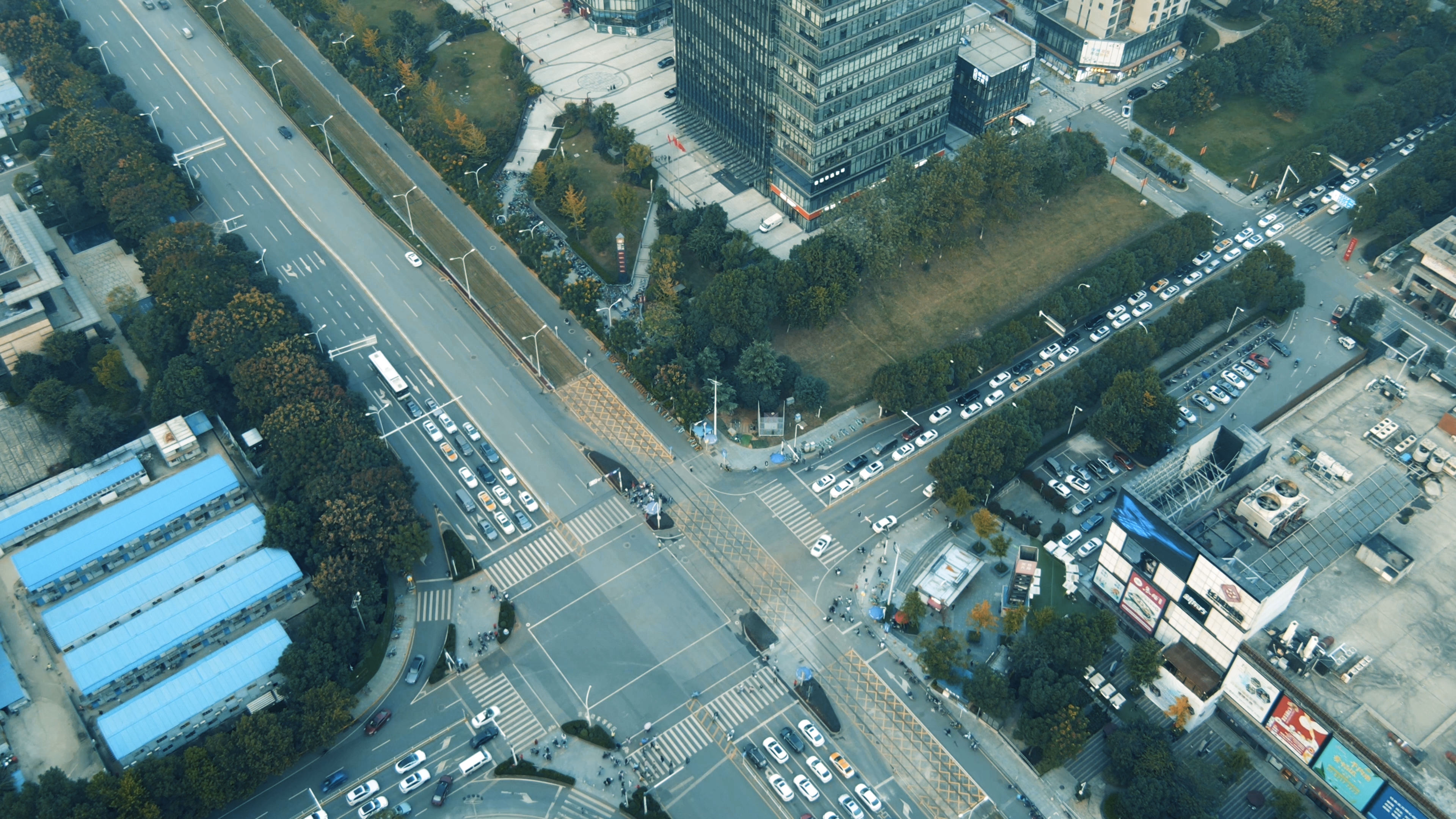 超清4K城市车流航拍延时摄影视频视频的预览图