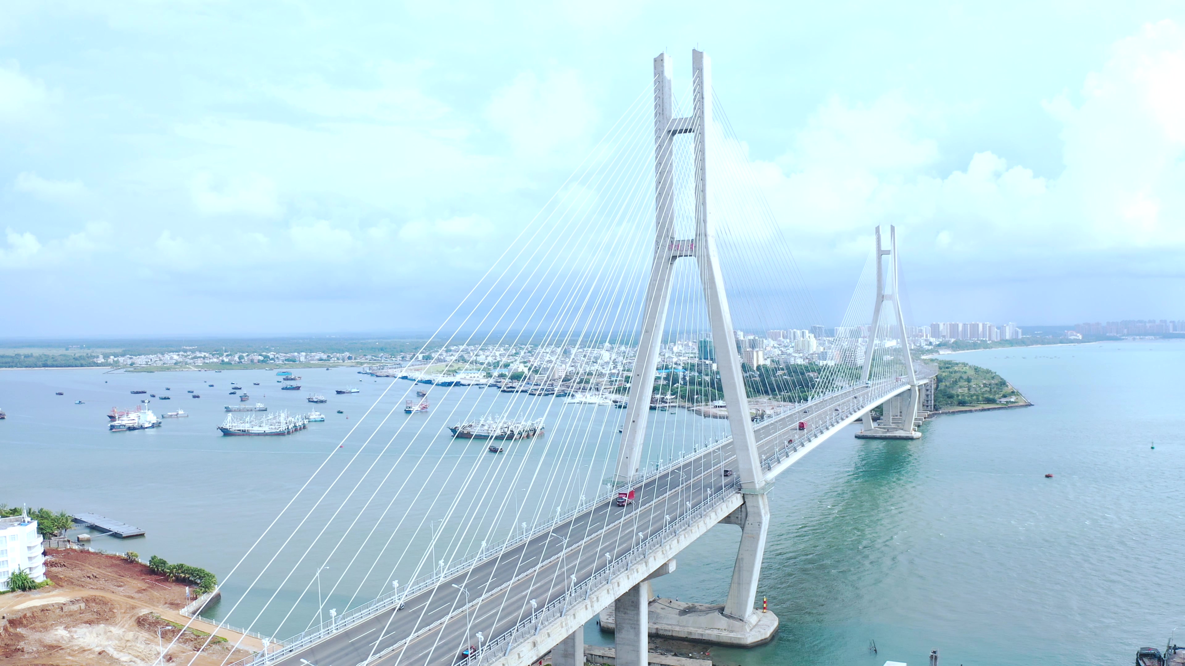 4K实拍海口跨海大桥视频素材视频的预览图