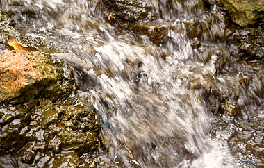 4K实拍山间溪流素材空镜视频的预览图