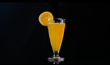 4k倒橙汁鲜榨橙汁现榨果汁视频视频的预览图