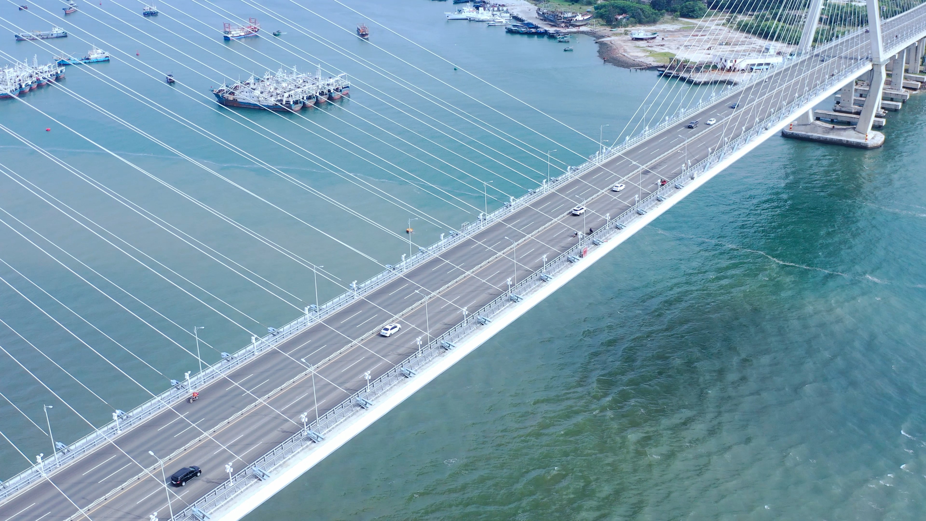 4K实拍跨海大桥车流交通视频素材视频的预览图