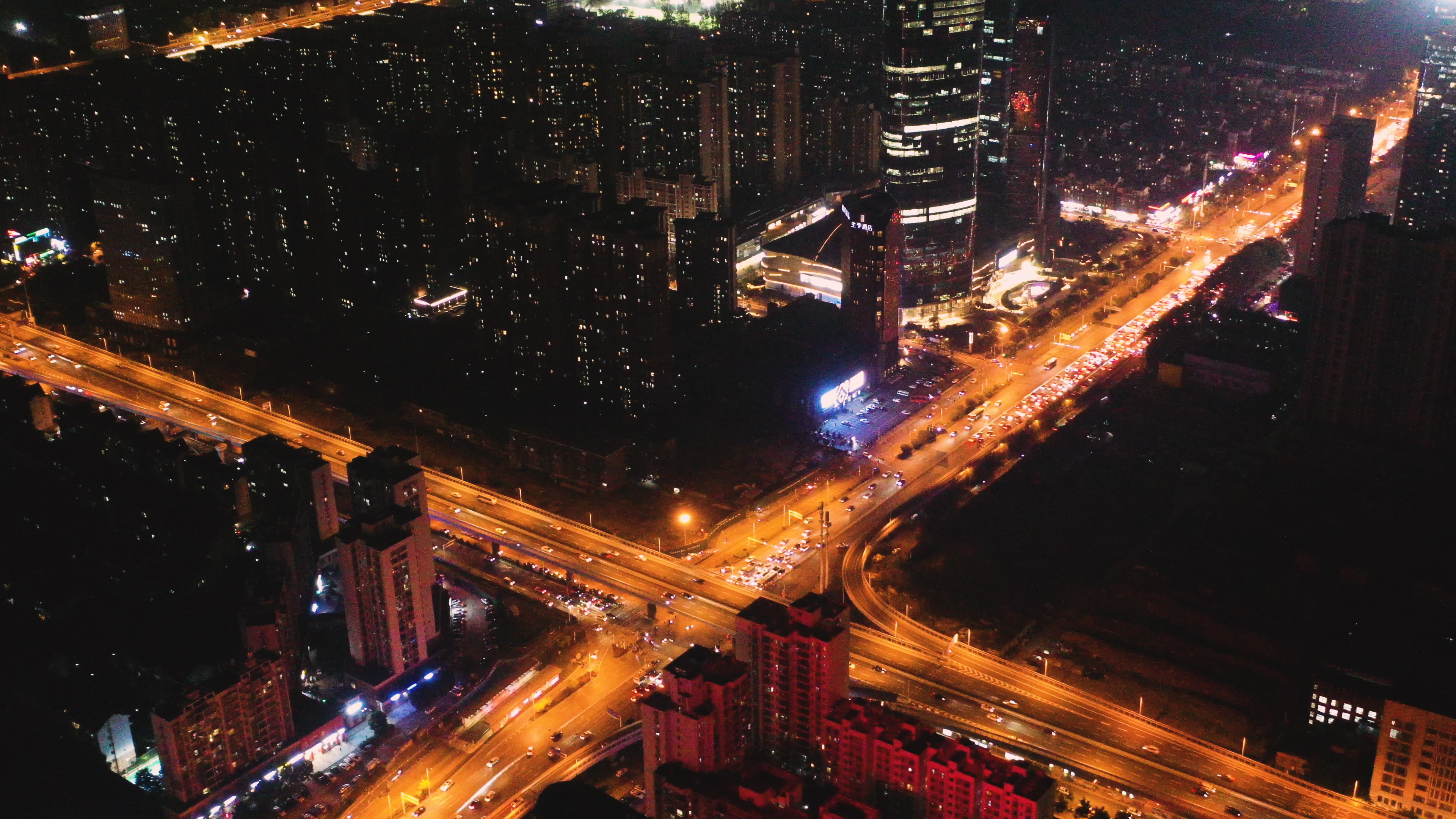 4K武汉街道夜景大气航拍实拍视频视频的预览图