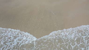 1080海滩大海沙滩浪花航拍实拍视频的预览图