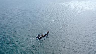 4K航拍海面行驶的渔船船只视频素材视频的预览图