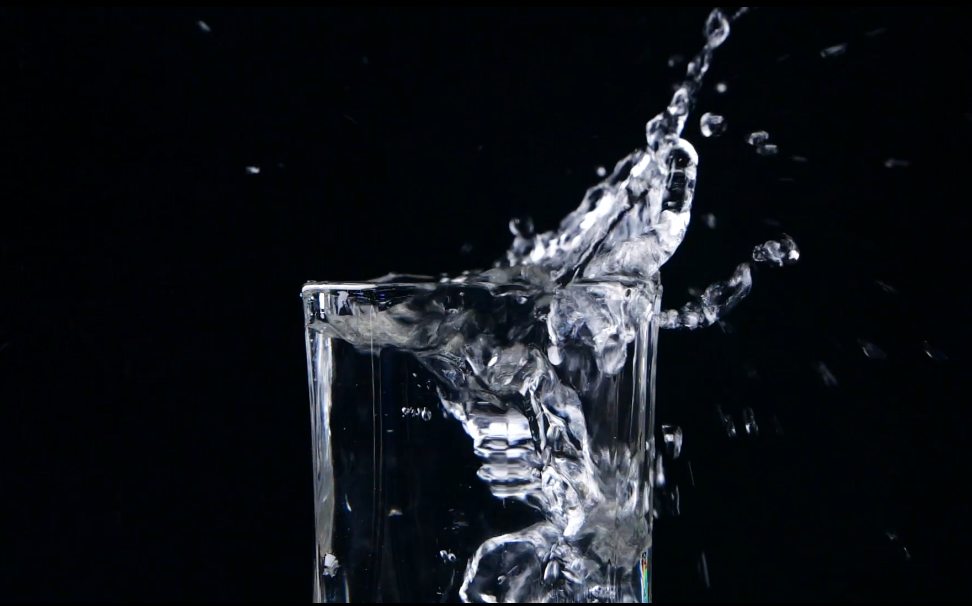 1080冰块入水升格冰块入水效果慢动作入水视频的预览图