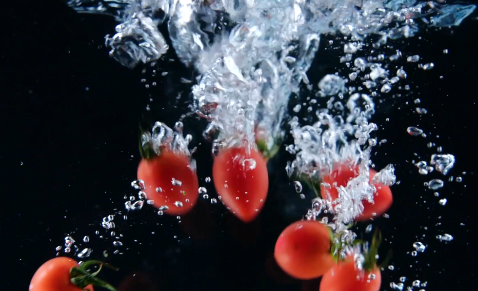 1080升格圣女果入水小番茄入水新鲜蔬菜入水视频的预览图