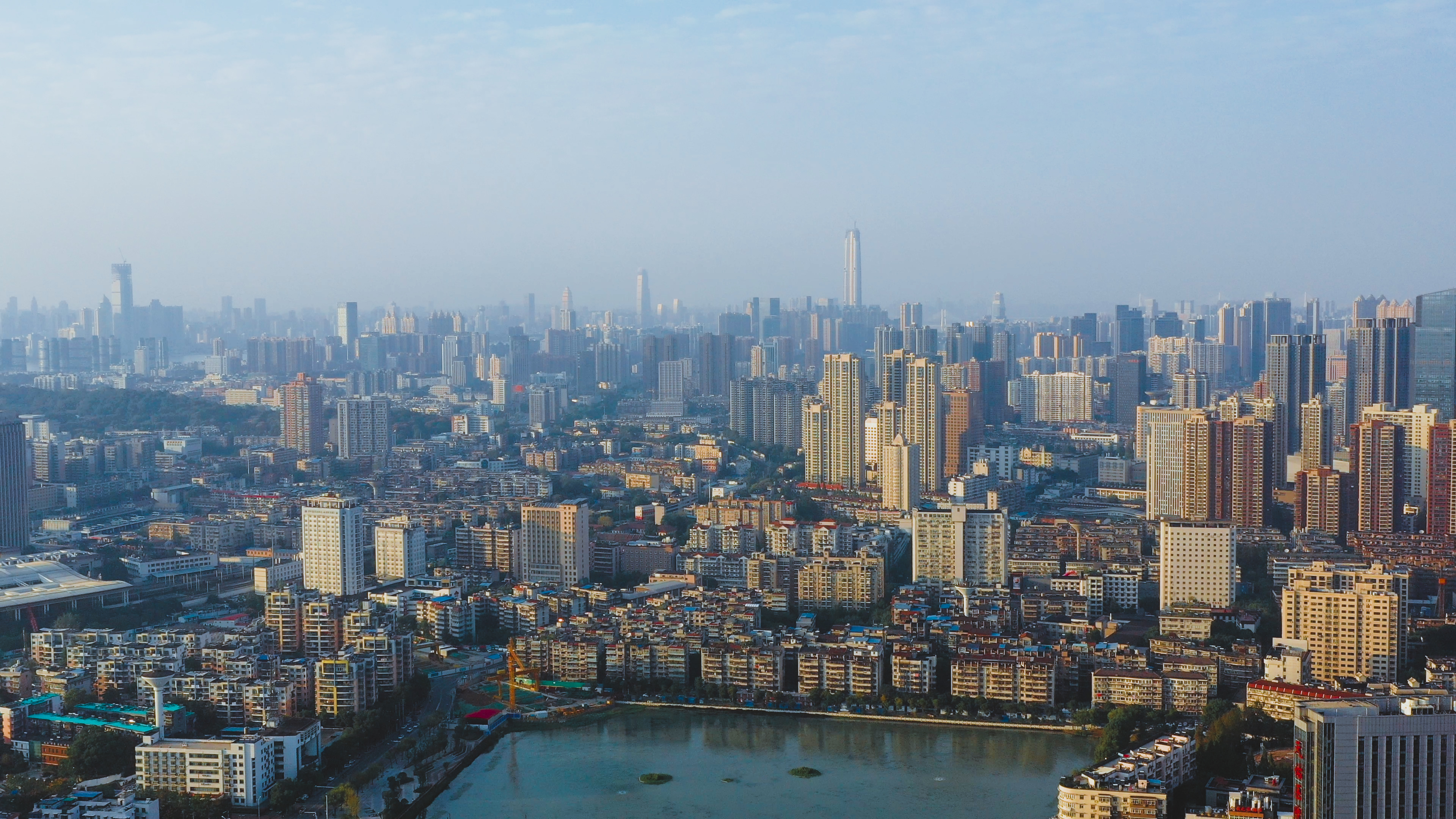 4K武汉城市建筑高楼大气航拍实拍视频视频的预览图
