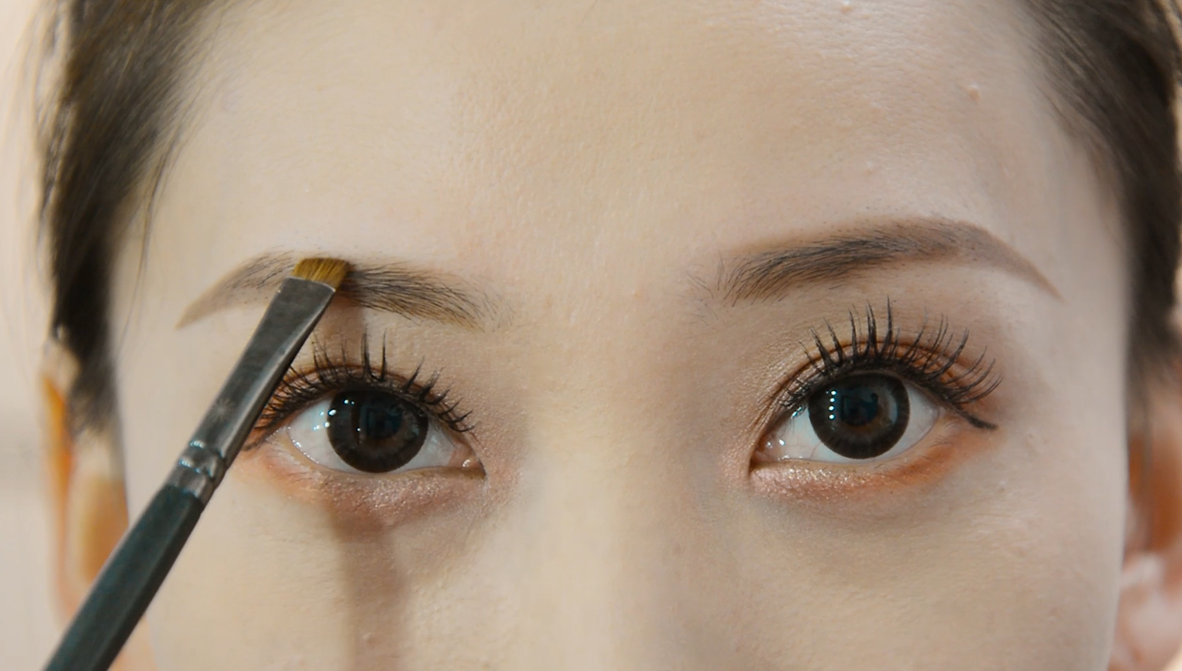 高清实拍正在画眉毛的女人视频的预览图