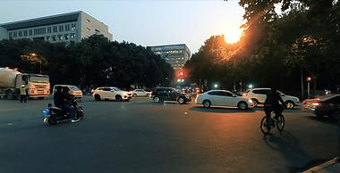 超清4K武汉软件园路口人流车流延时摄影视频的预览图