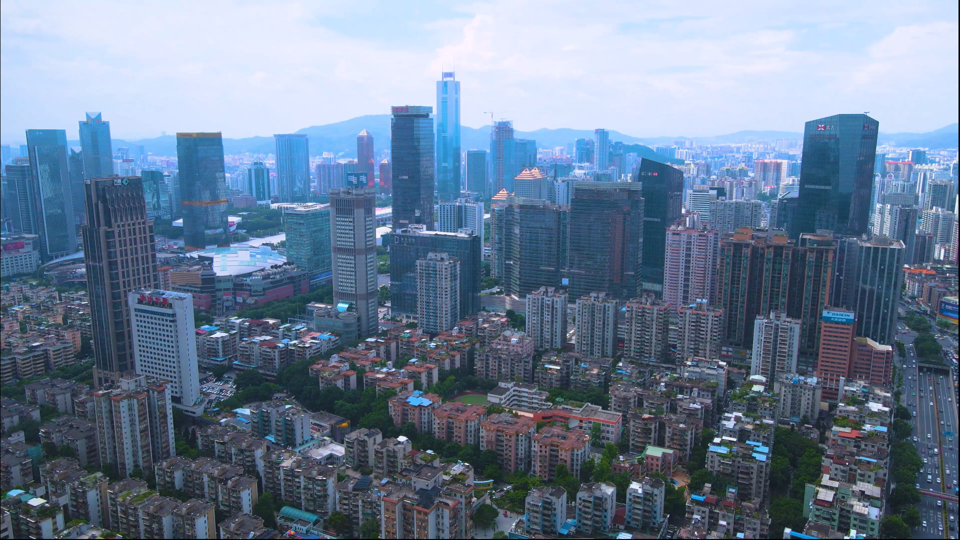 4k航拍广州城市天河区城市建筑群视频视频的预览图