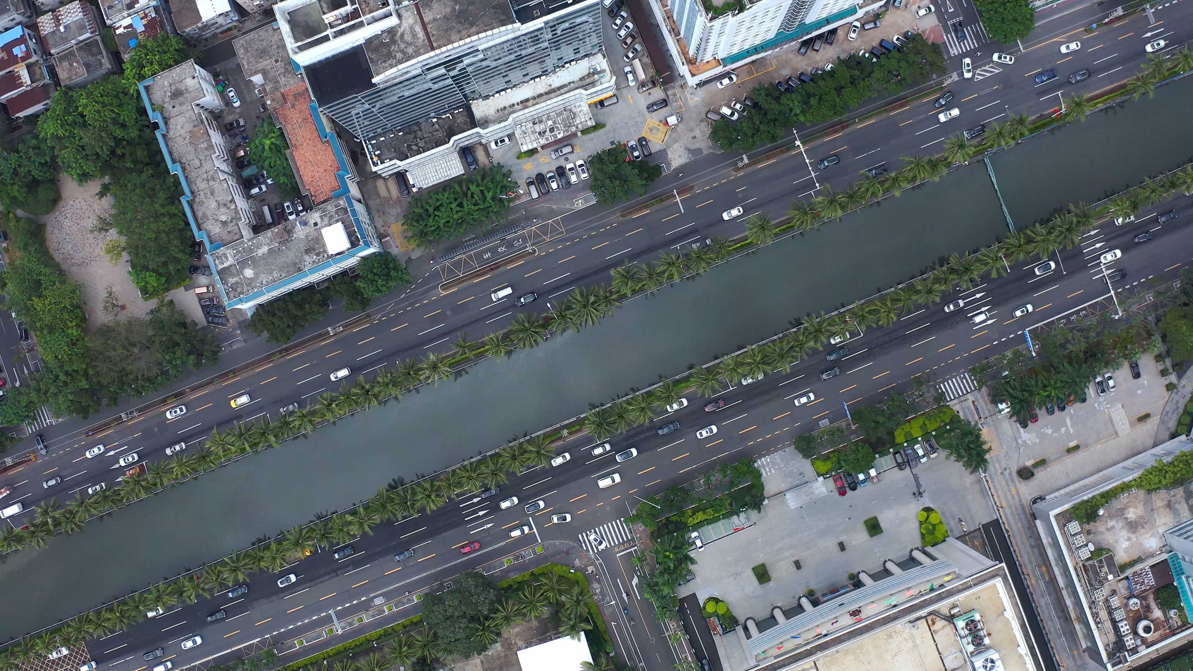 4K垂直航拍城市河流两边的马路视频素材视频的预览图