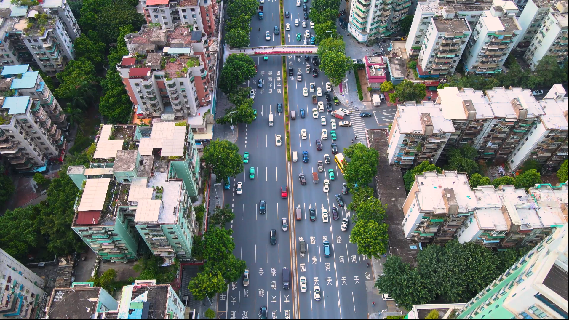 4k航拍广州天河东路城市车流交通视频视频的预览图