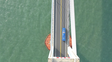 1080汕头南澳岛南澳大桥车流航拍视频的预览图