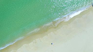 4k航拍亚龙湾海边沙滩视频素材视频的预览图