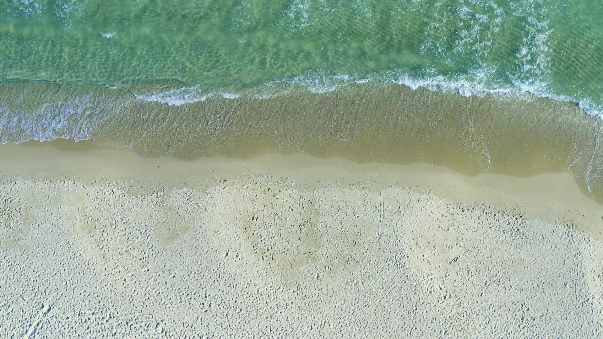 4K航拍海浪冲向沙滩视频素材视频的预览图