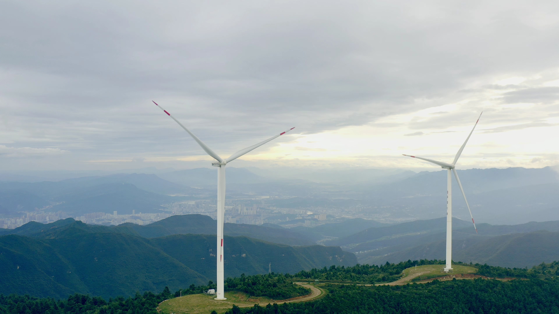4K实拍大山上的风力发电机航拍视频素材视频的预览图