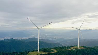 4K实拍大山上的风力发电机航拍视频素材视频的预览图