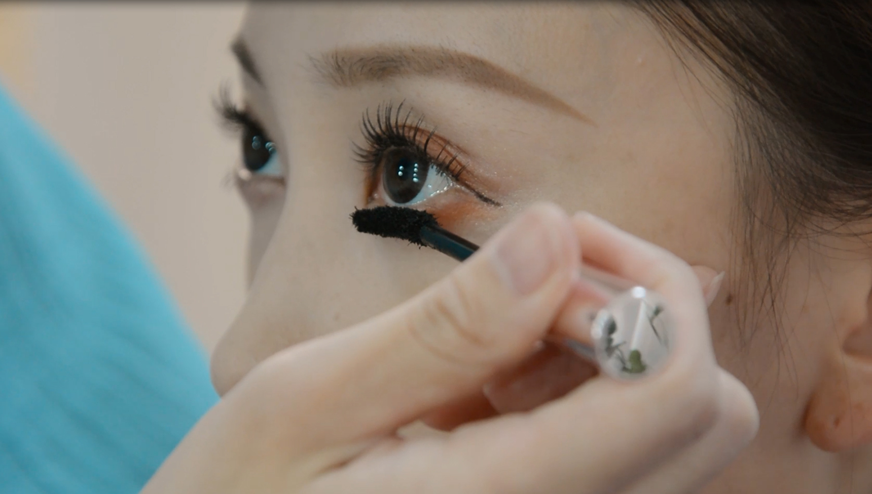 1080高清实拍正在化睫毛膏的美女视频的预览图