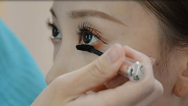 1080高清实拍正在化睫毛膏的美女视频的预览图