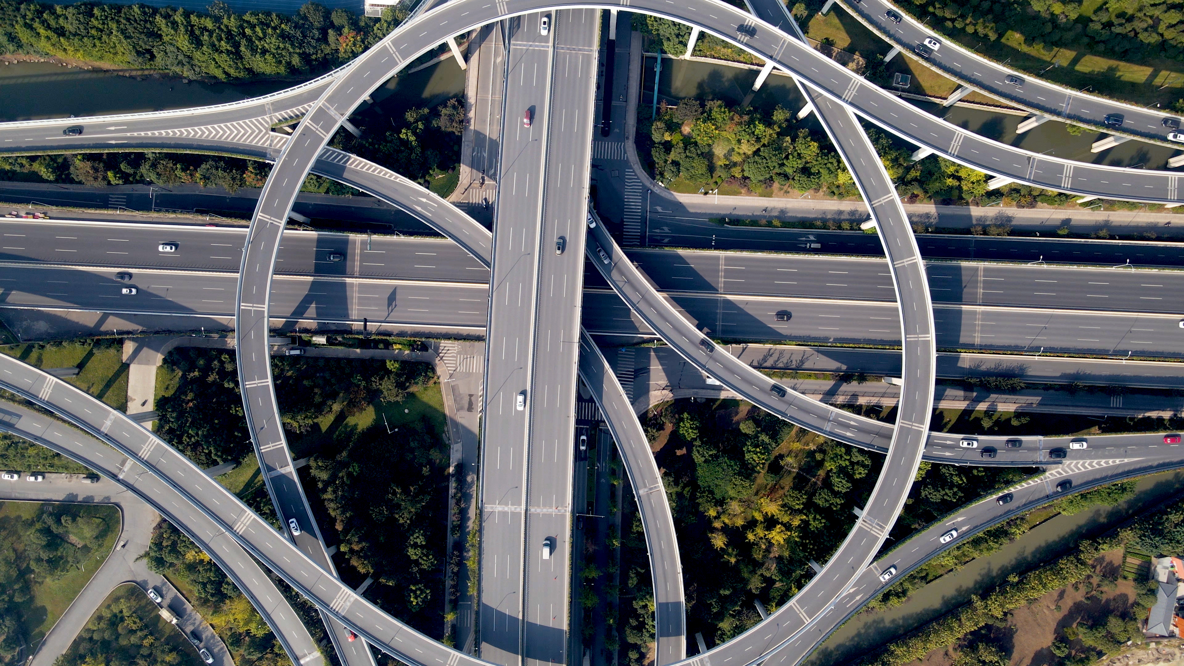 4K俯拍大型环形立交桥升格视频视频的预览图
