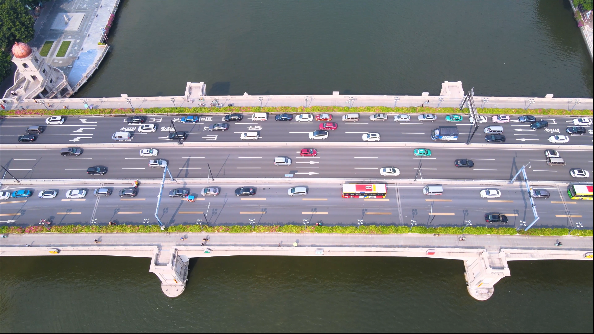 4k城市桥梁交通车流城市建筑航拍视频的预览图