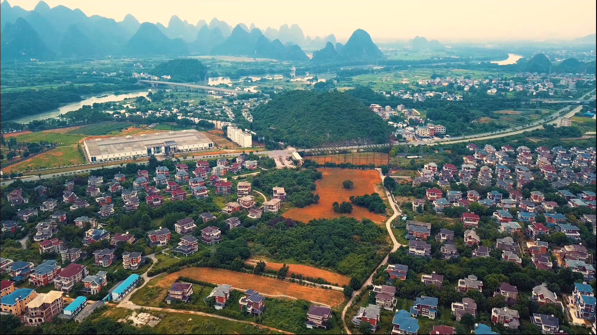 4k航拍自然界风景高端别墅群视频视频的预览图