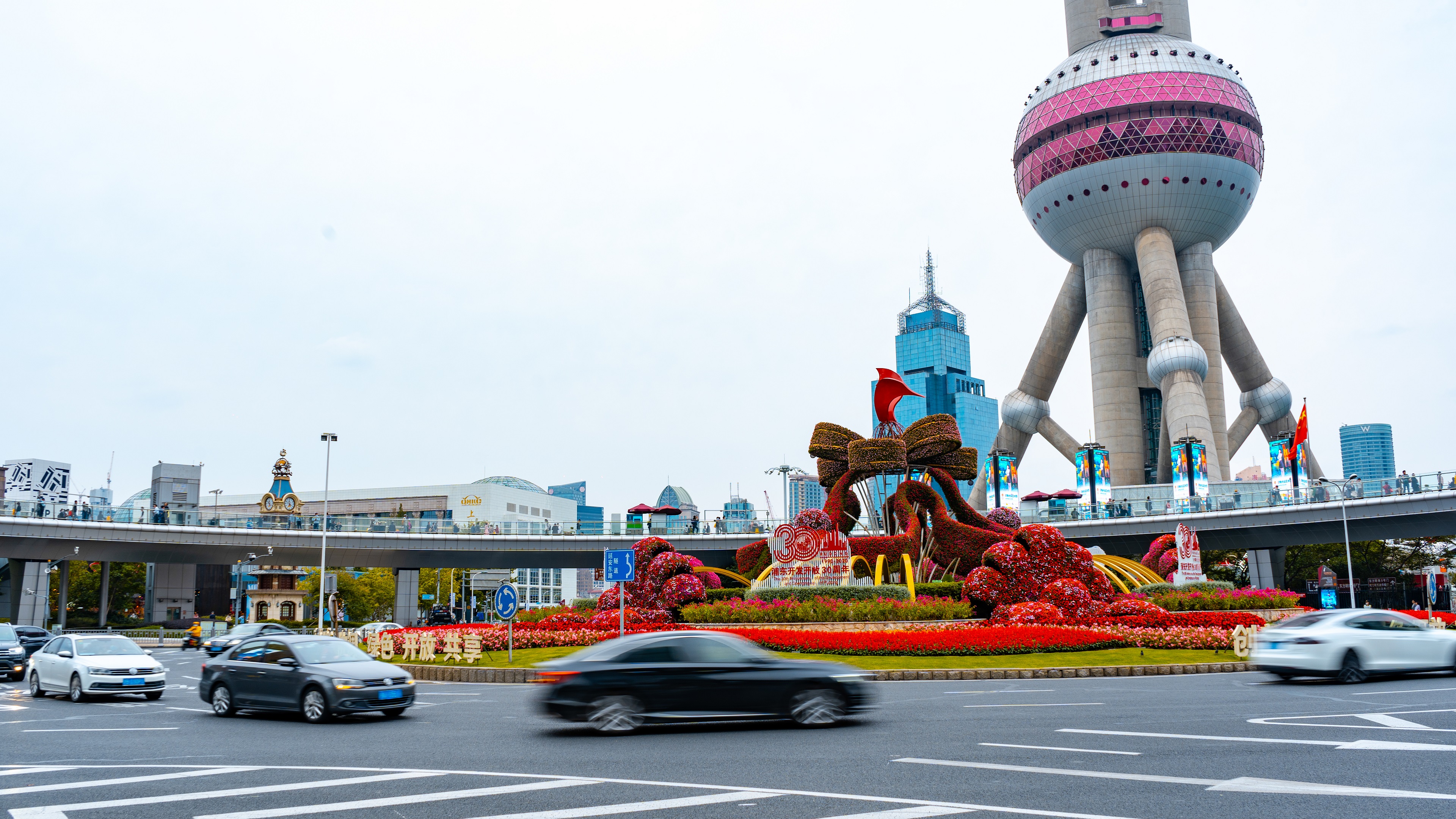 8K延时上海东方明珠塔下车流视频视频的预览图