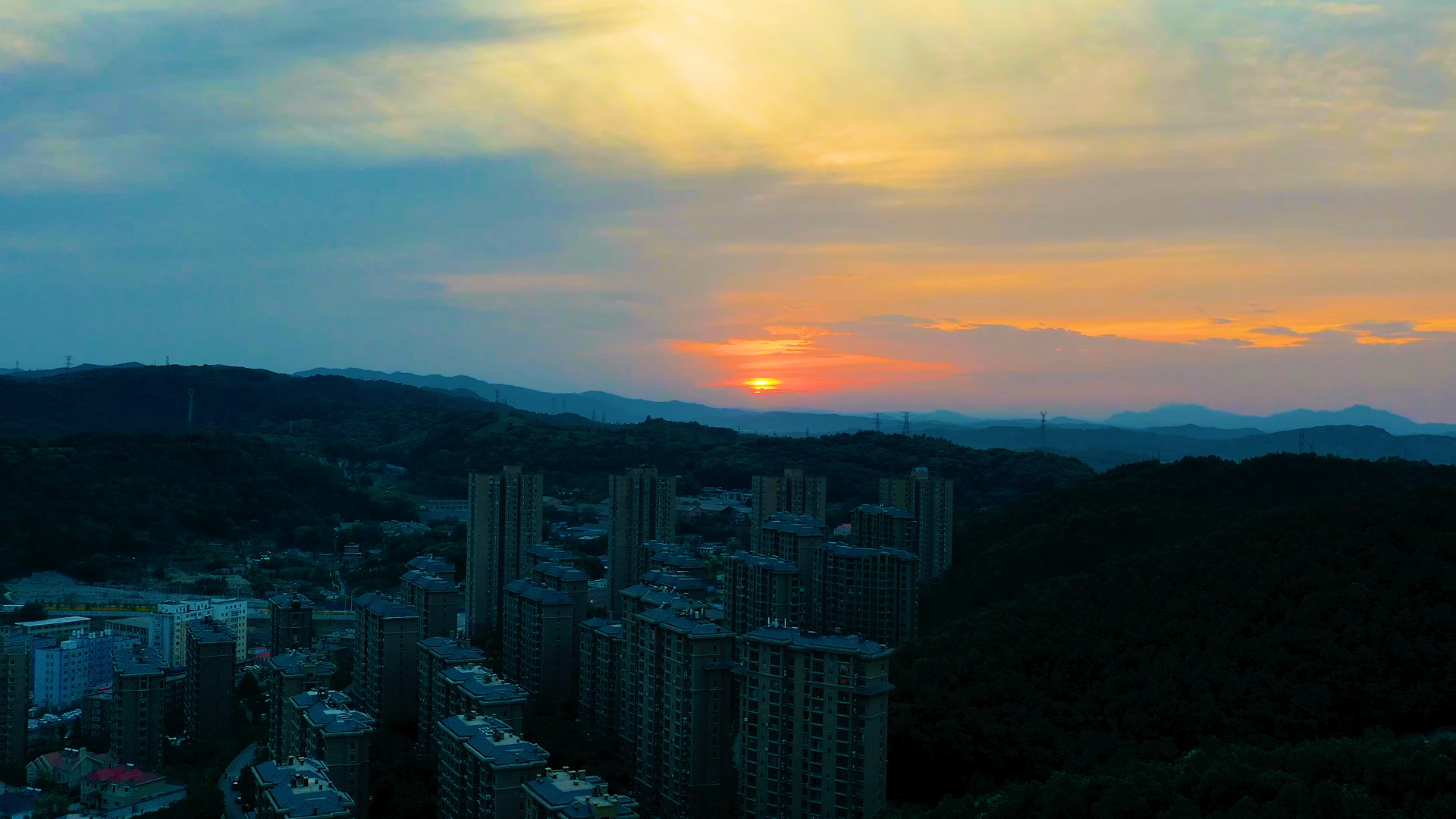 1080航拍夕阳下的城市建筑群视频的预览图