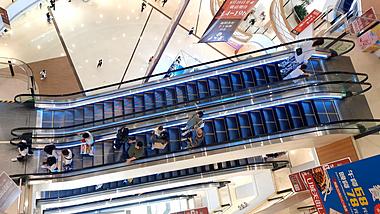 4K实拍商场电梯人流延时摄影视频的预览图