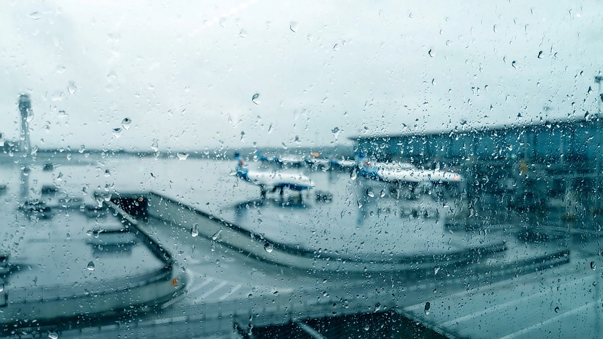 4K实拍飞机场玻璃的雨珠视频素材视频的预览图