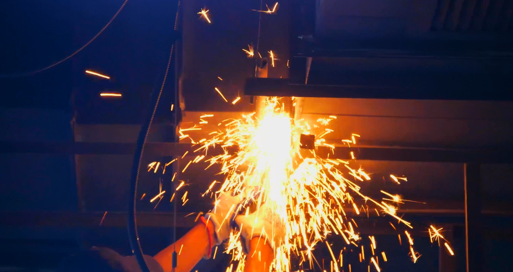 4K重工电焊切割发光火花四射视频的预览图