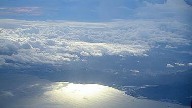 4K飞机上航拍壮观的云海视频的预览图