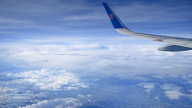 4K飞机上航拍壮的云海视频视频的预览图