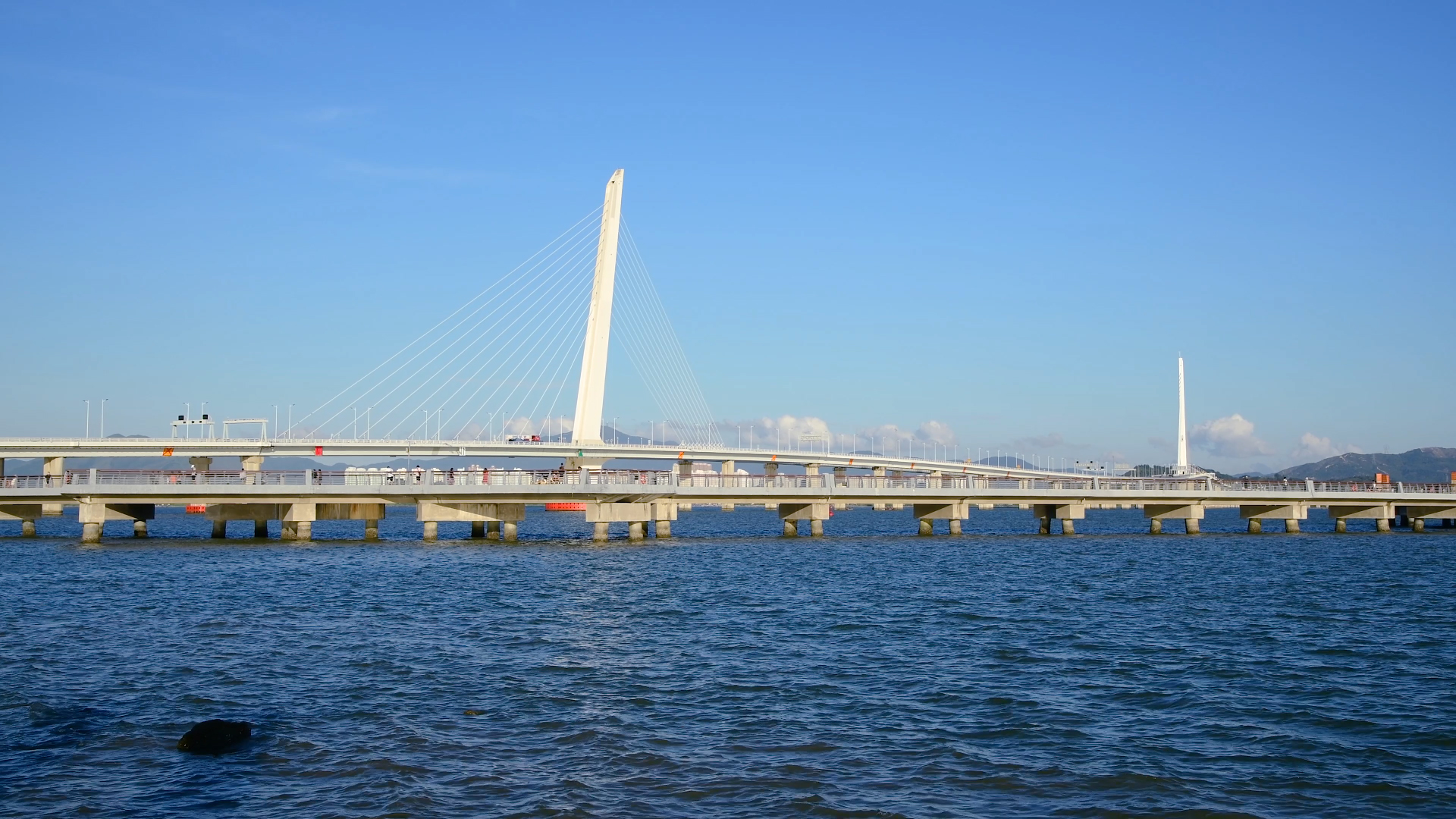 4K深圳湾公路大桥风光视频的预览图